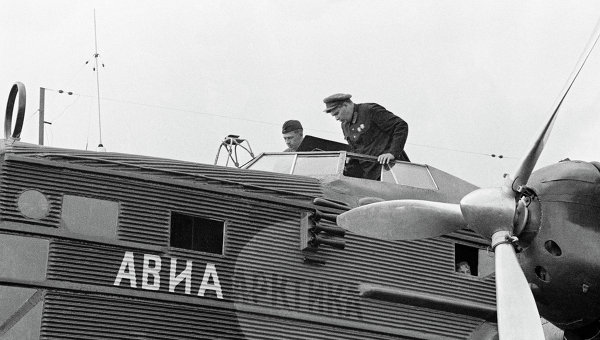 Герой Советского Союза, летчик Михаил Водопьянов перед полетом в Арктику, архивное фото